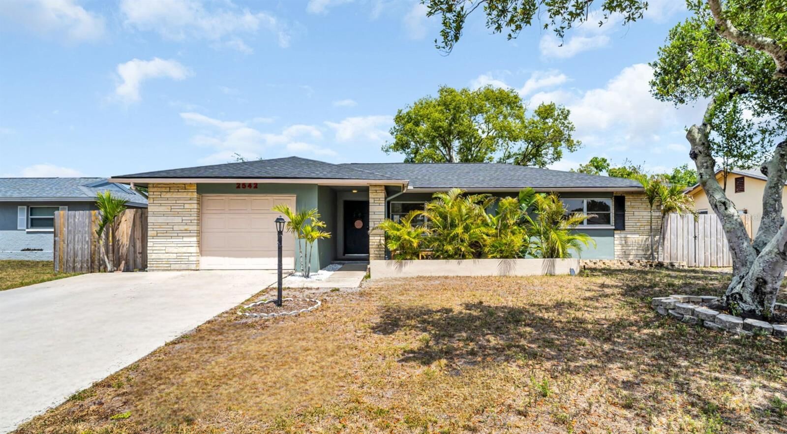 Property Photo:  2542 Wynnewood Drive  FL 33763 