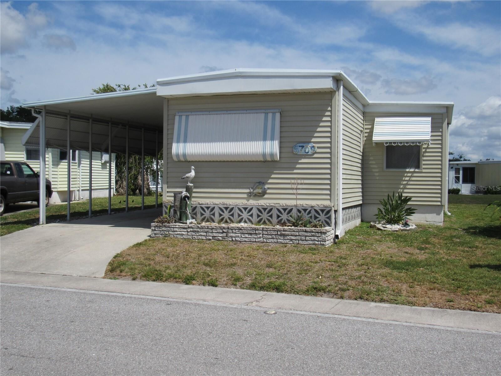 Property Photo:  5709 Holiday Park Boulevard  FL 34287 