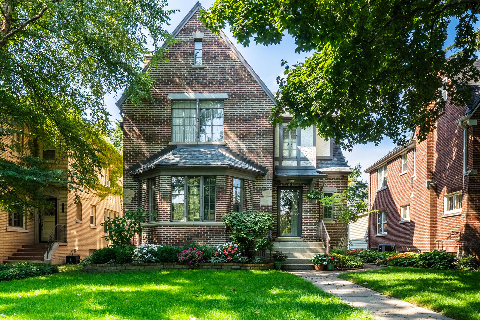 Property Photo:  2512 Lawndale Avenue  IL 60201 