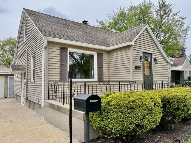 Property Photo: 325 W 3rd Street IL 61362