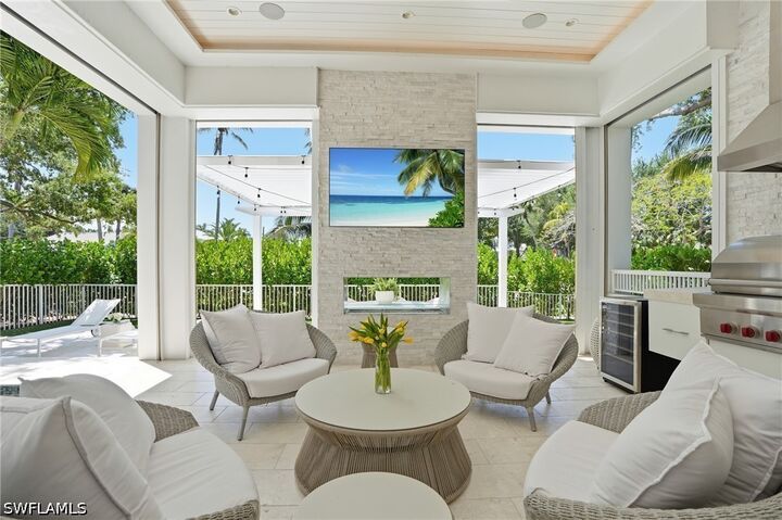 Property Photo:  685 2nd Street S  FL 34102 