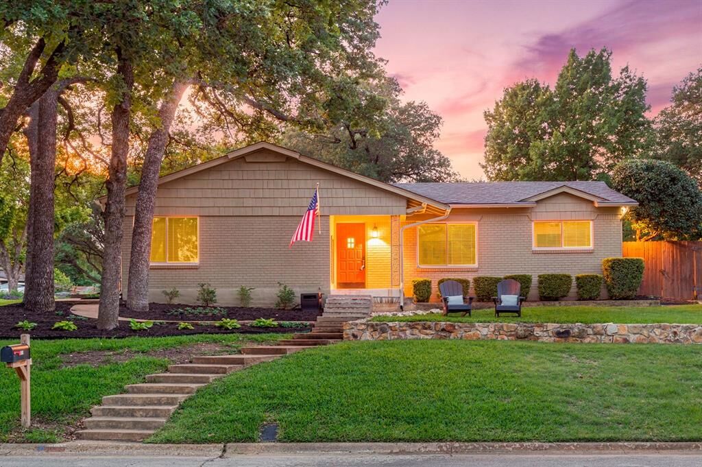 Property Photo:  421 Crosstimber Drive  TX 76053 