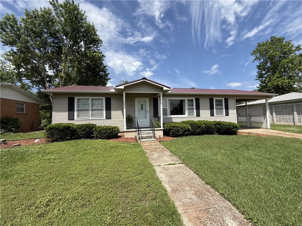 Property Photo:  1003 Berry Street  AR 72601 