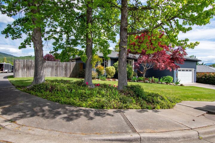 Property Photo:  1676 Edgevale Avenue  OR 97504 