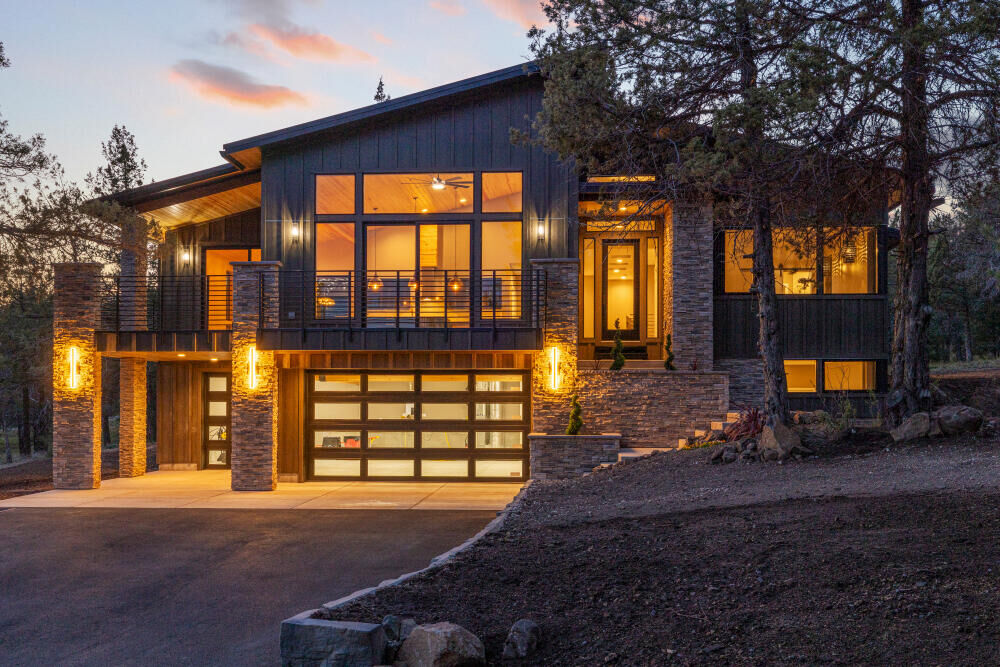 Property Photo: 1135 Oregon Ash Circle OR 97601