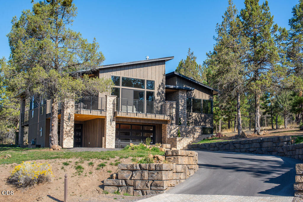 Property Photo:  1135 Oregon Ash Circle  OR 97601 