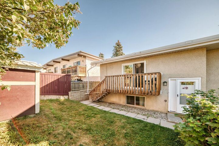 724D Raynard Crescent SE — photo 1