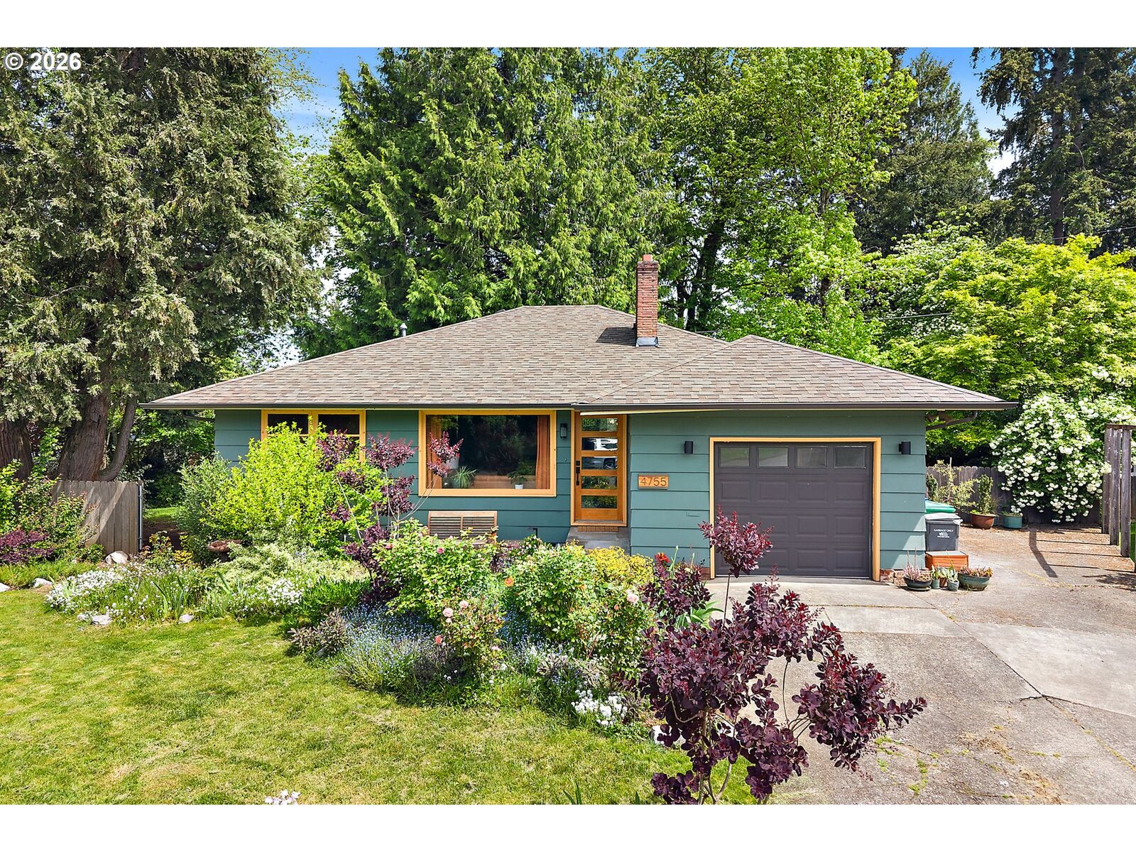 Property Photo:  4755 SE Washington Pl  OR 97222 