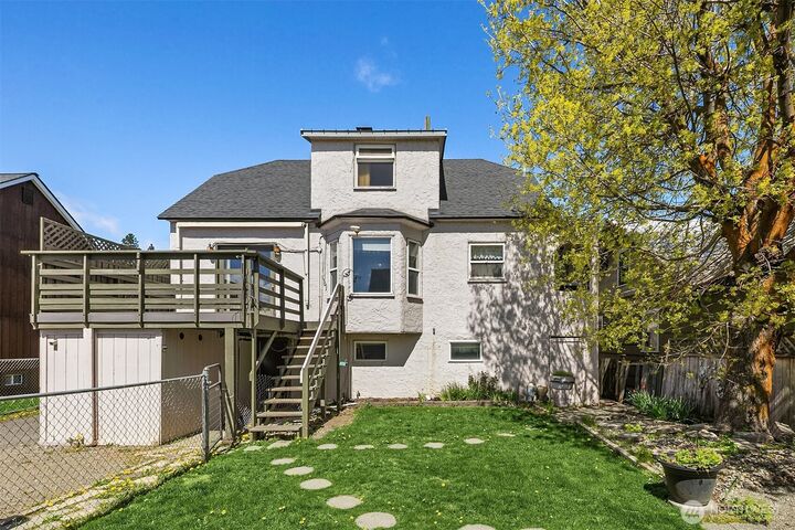 Property Photo:  109 W 3rd Street  WA 98922 