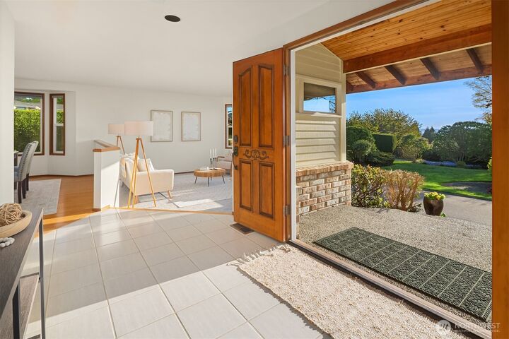 Property Photo:  928  Mountain Lane  WA 98020 