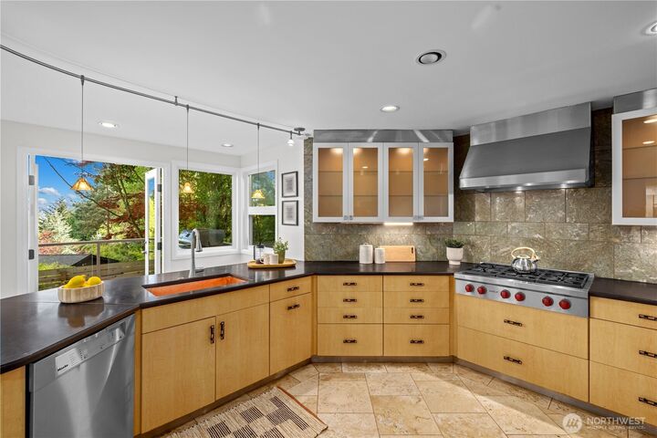 Property Photo:  4290  Shoreclub Drive  WA 98040 