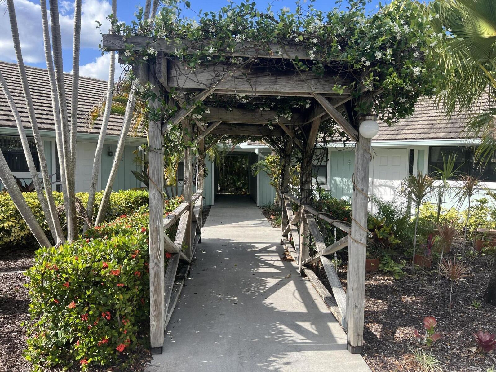 Property Photo:  1127 E Seminole Avenue 16D  FL 33477 