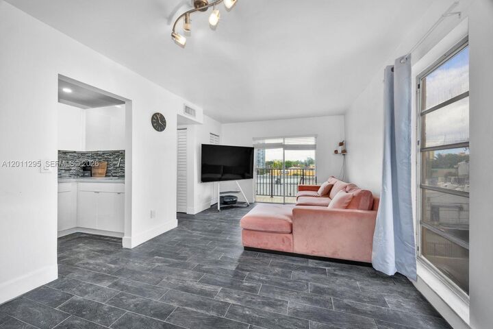 Property Photo:  1051 SW 1st St 401  FL 33130 