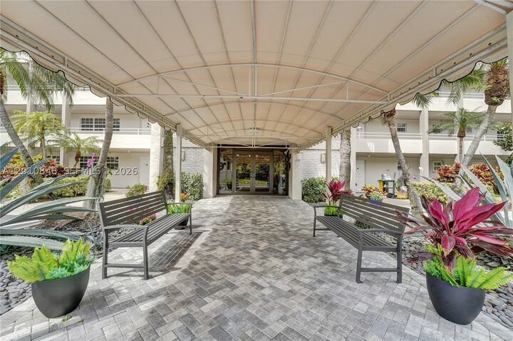 Property Photo: 575 Oaks Ln 508 FL 33069