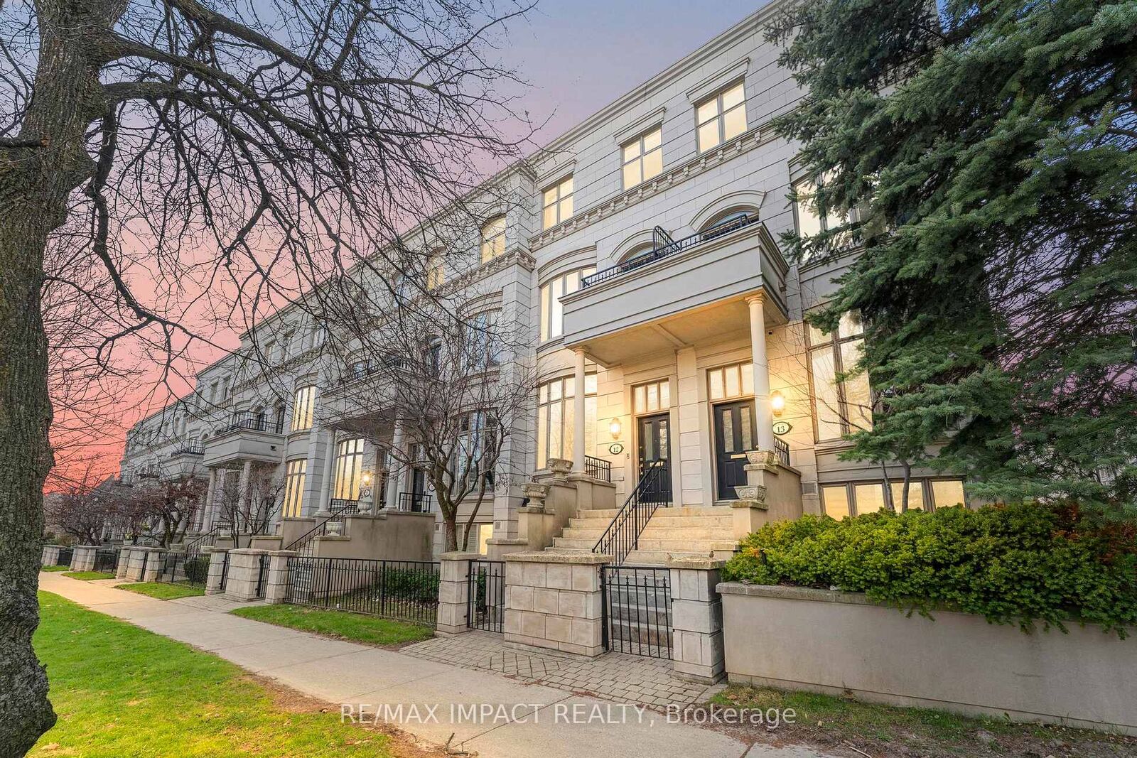 Property Photo:  260 Russell Hill Road 13  ON M4V 2T2 
