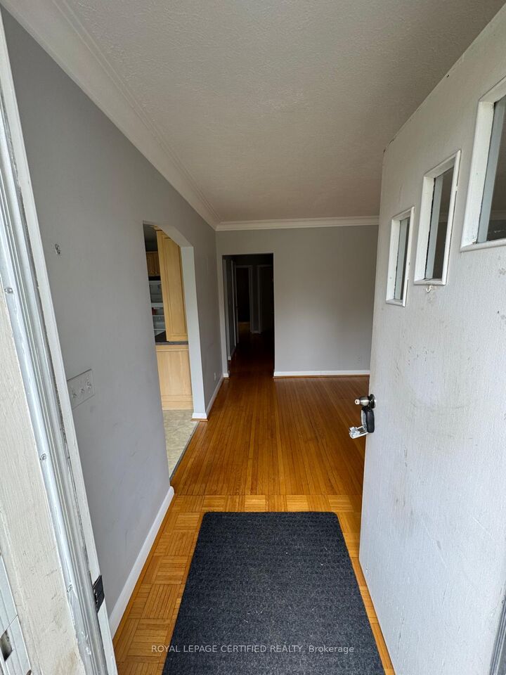 Property Photo: 1540 Trotwood Avenue ON L5G 3Z9