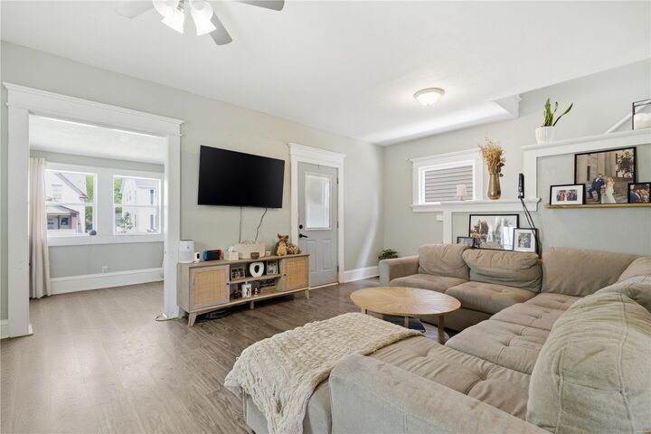 Property Photo:  1547 Washington Ave SE  IA 52403 