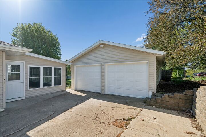 Property Photo:  1001 Maquoketa Street  IA 52205 