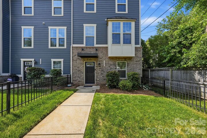 Property Photo:  1221 Queen Lyon Court  NC 28205 