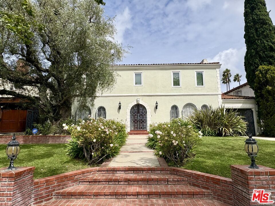 Property Photo:  414 N Las Palmas Ave  CA 90004 