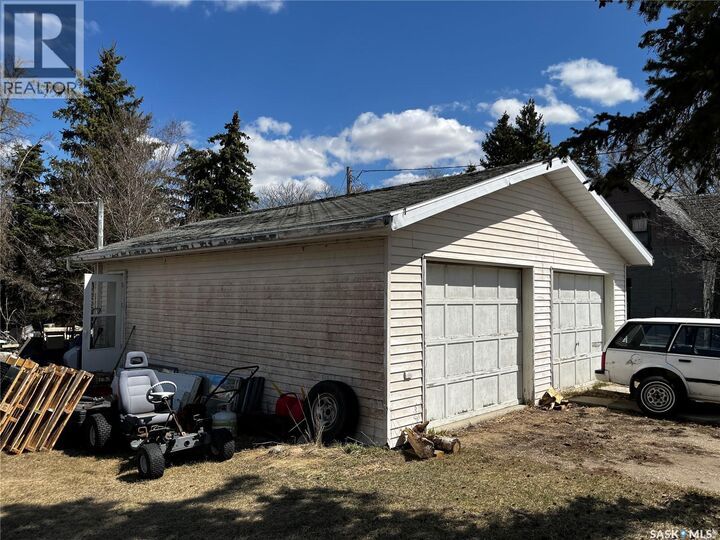 Property Photo:  121 5th Street  SK S0G 0J0 