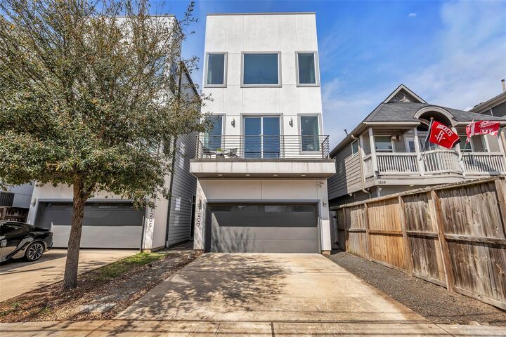 Property Photo: 1207 E 28th Street TX 77009