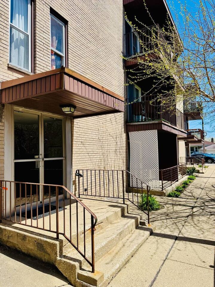 Property Photo: 5815 N Spaulding Avenue 2B IL 60659