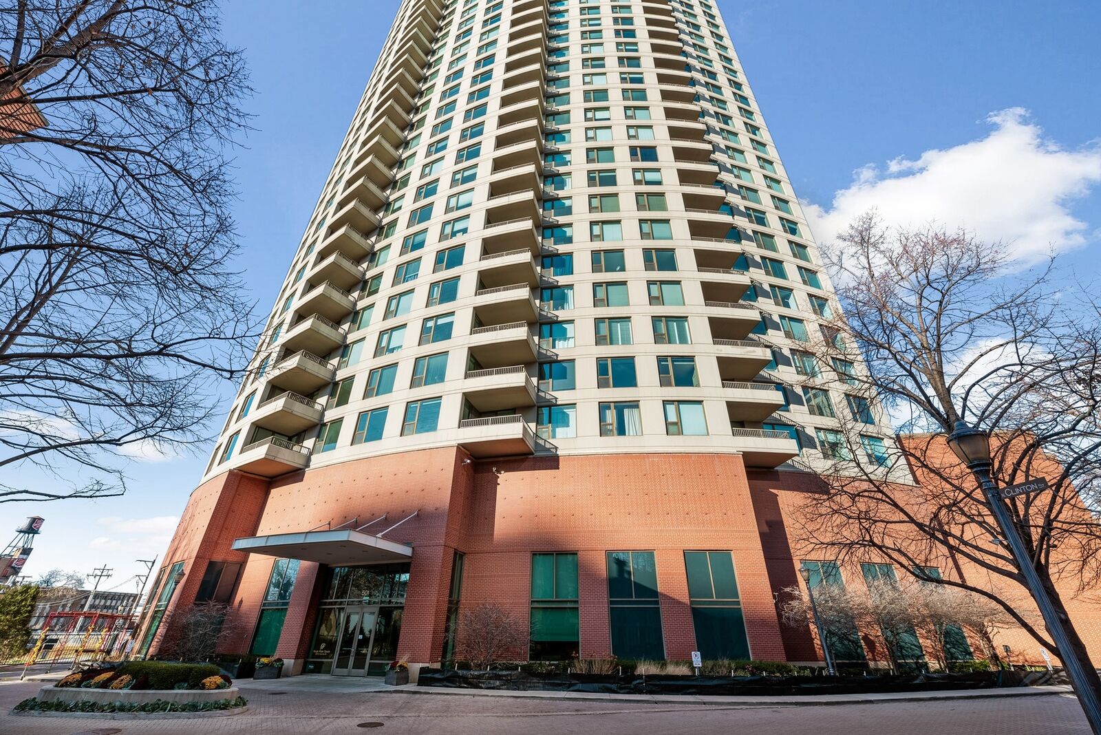 Property Photo:  501 N Clinton Street P-250  IL 60654 