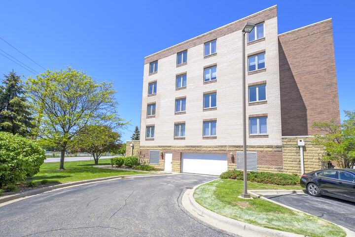 Property Photo:  201 W Brush Hill Road 305  IL 60126 