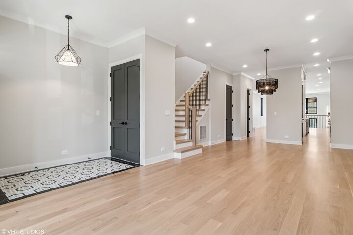 Property Photo:  2062 W Belle Plaine Avenue  IL 60618 