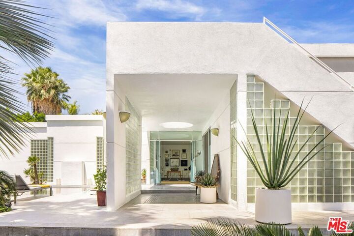 Property Photo:  520 W Via Lola  CA 92262 