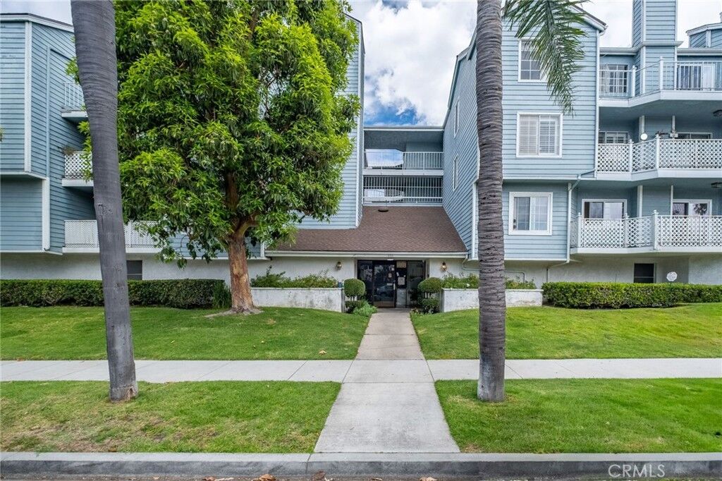 Property Photo:  955 E 3rd 202  CA 90802 