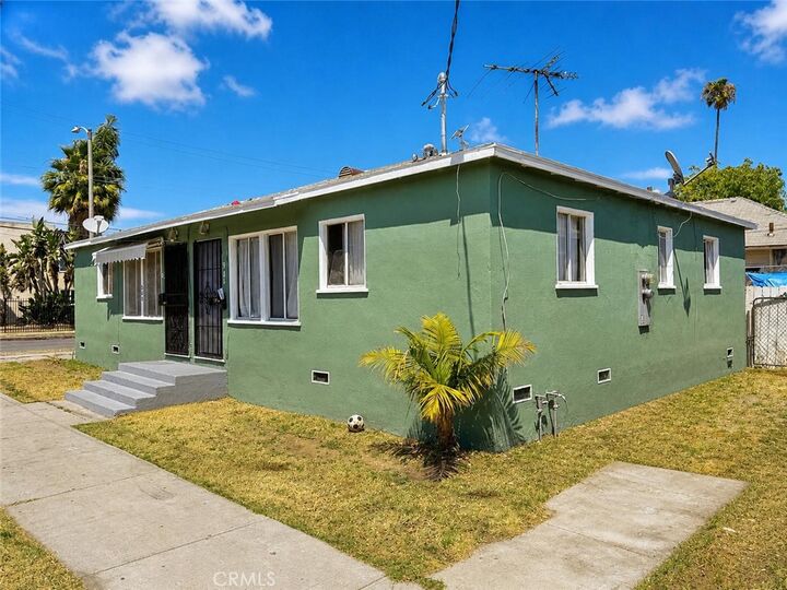 Property Photo:  902 Island Avenue  CA 90744 