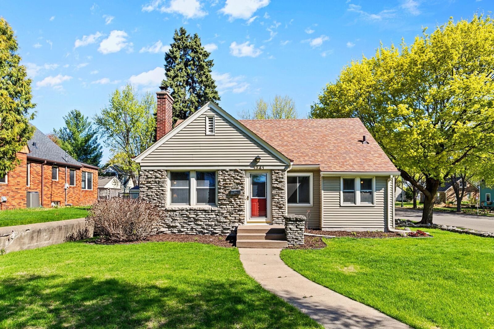 Property Photo:  1341 Iowa Avenue W  MN 55108 