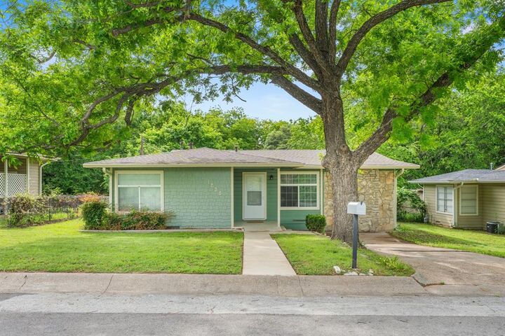Property Photo:  1236 S Brazos Street  TX 76086 