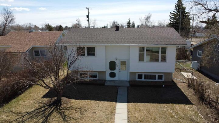 103 7 Avenue E — photo 1