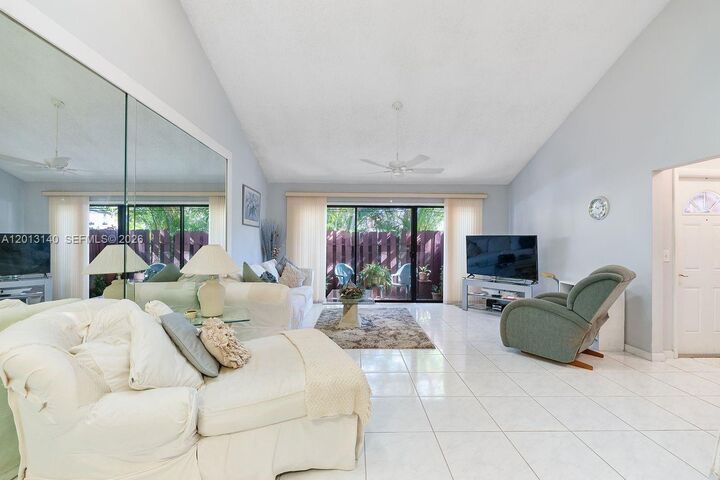 Property Photo:  462 SE 14th St  FL 33004 
