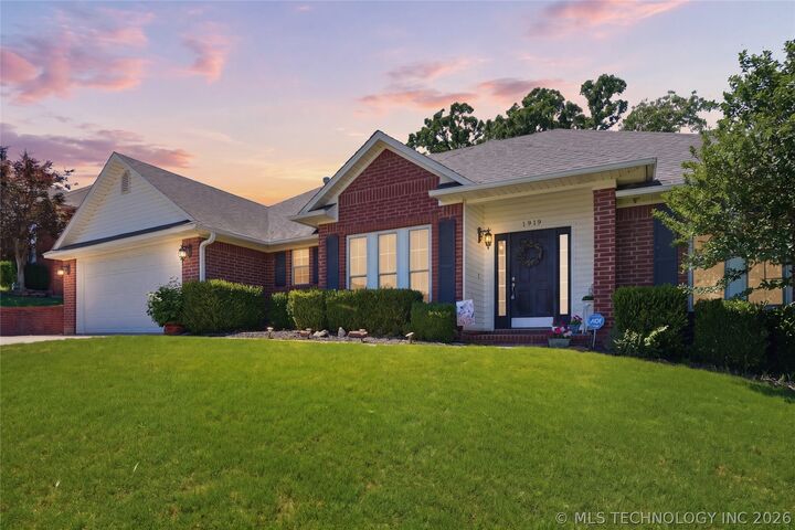 Property Photo: 1919 Teluride Drive AR 72956