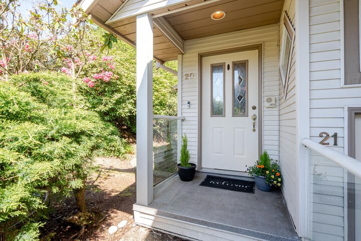 Property Photo: 32311 McRae Street 20 BC V2V 4X7
