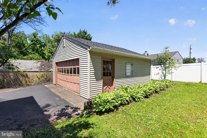 Property Photo:  325 Manor Road  PA 19040 