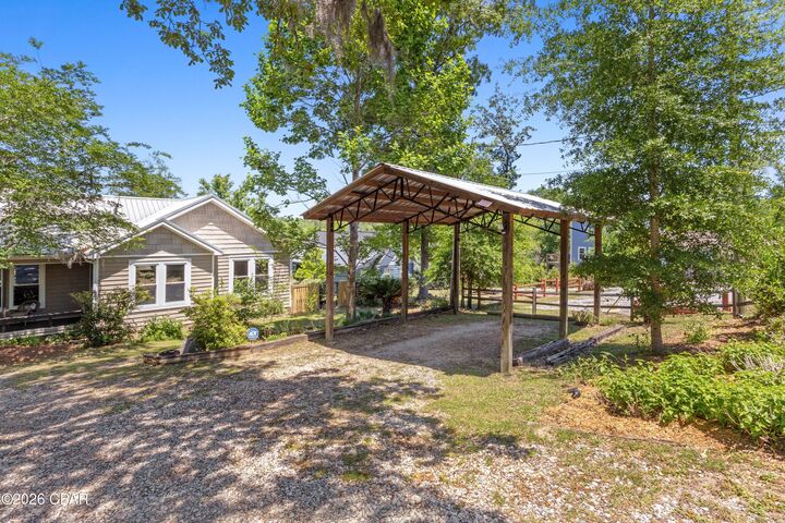 Property Photo: 2672 Lakeview Circle FL 32420