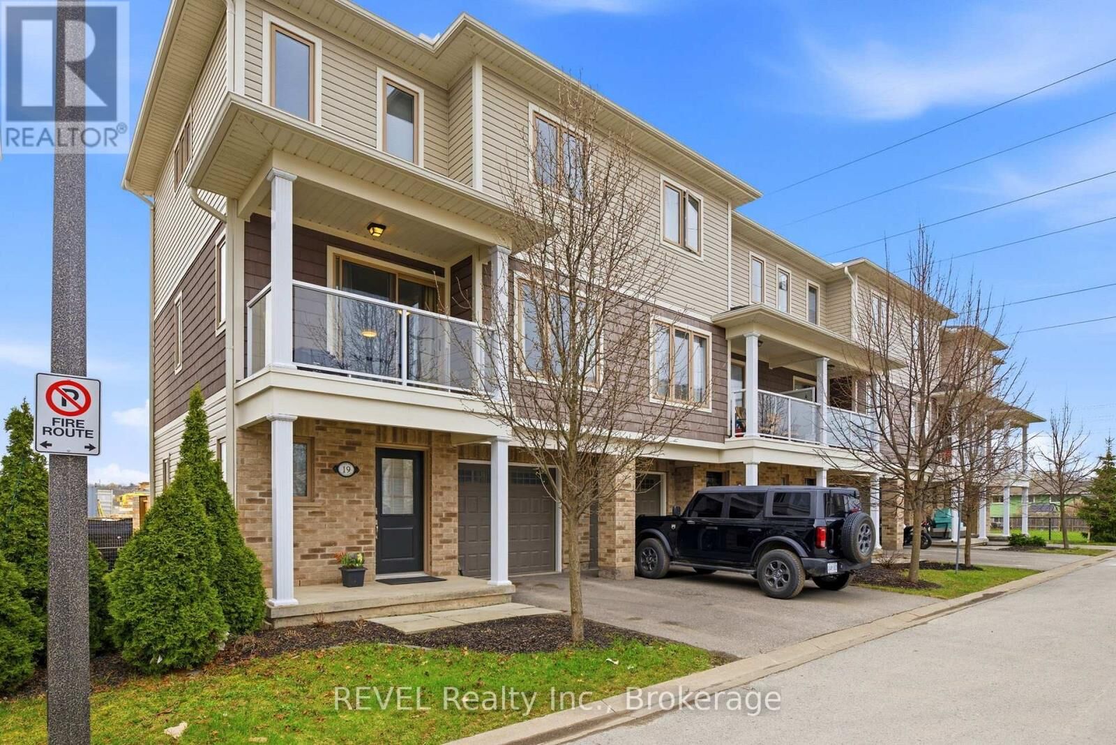 Property Photo:  19 Scarlett Common 20  ON L2P 0C4 