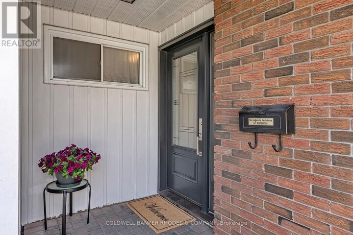 Property Photo:  2047 Woodglen Crescent  ON K1J 6G6 