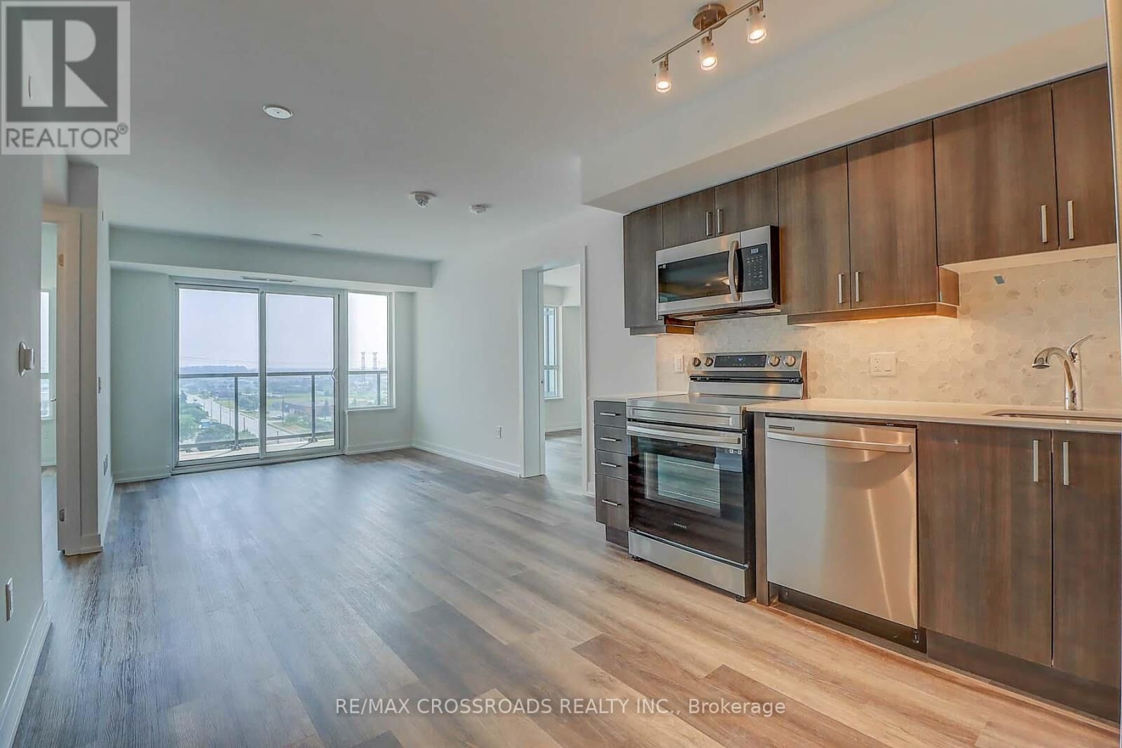 Property Photo:  1480 Bayly Street 1111  ON L1W 0C2 