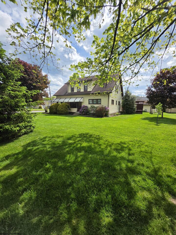 Property Photo:  1301 S Henry Avenue  WV 26241 