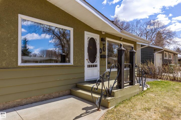Property Photo:  5 Greenview Crescent  AB T8N 0S9 