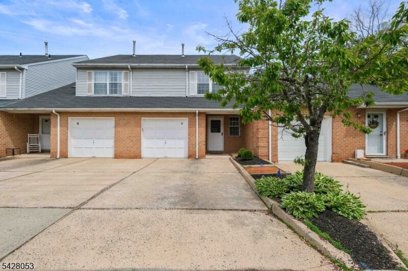 Property Photo:  7 Lee Ct 7  NJ 08833 