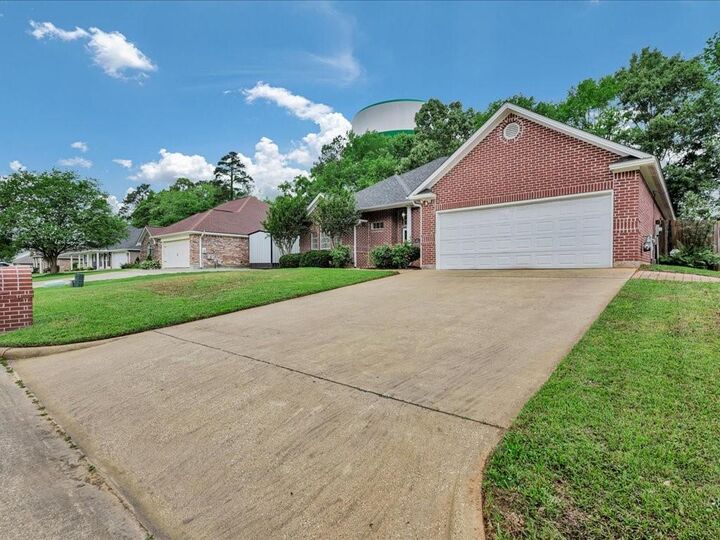 Property Photo:  301 Whitehouse Oaks Street  TX 75901 