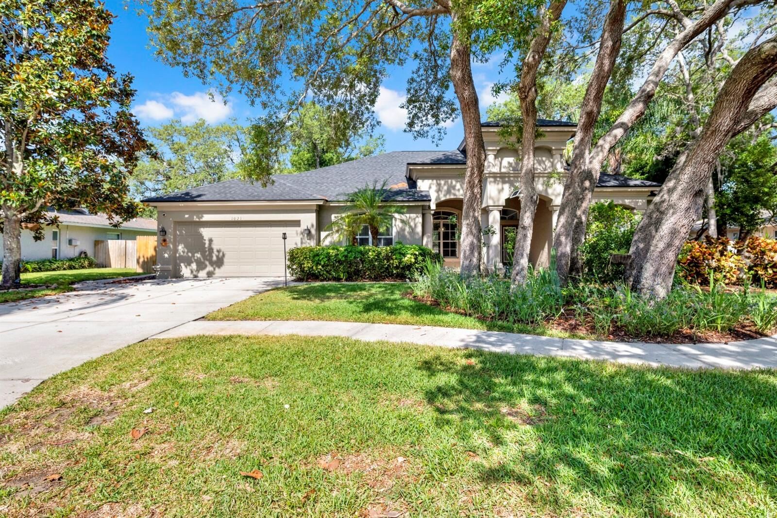 Property Photo:  1021 Hamilton Avenue  FL 34689 