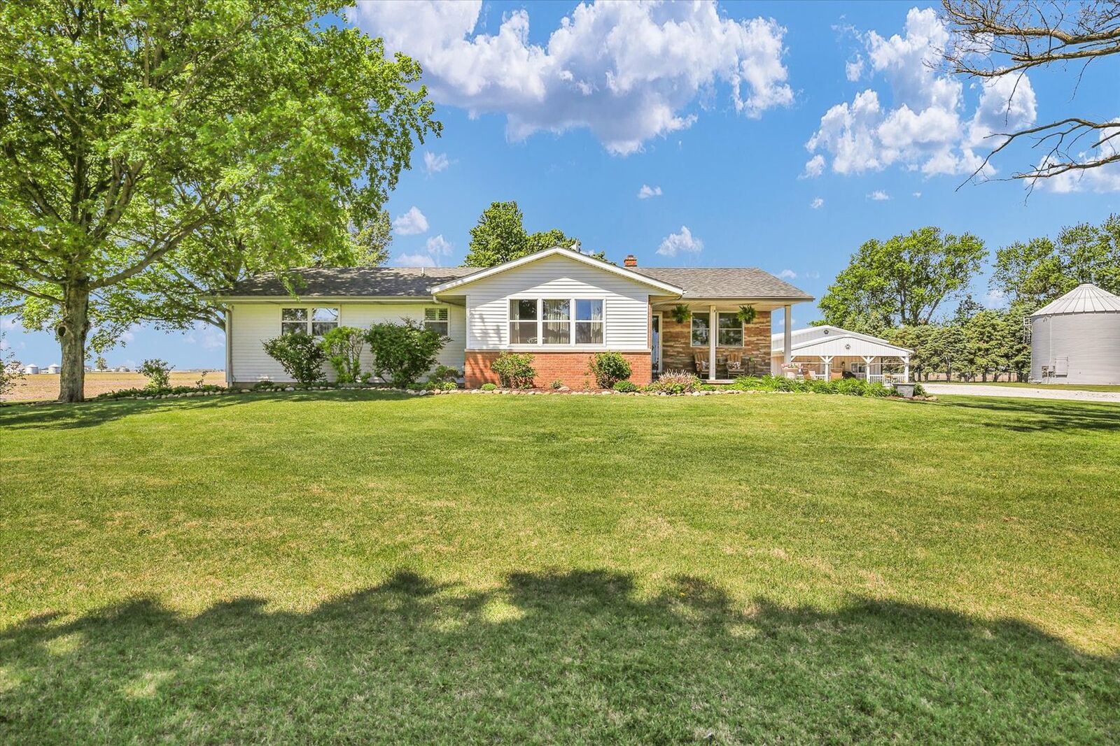 Property Photo:  2429 County Road 2200 E  IL 61873 